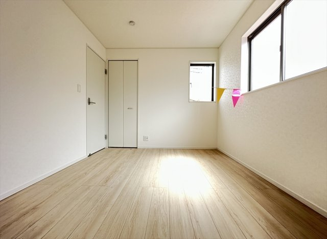 【洋室】 | 朝霞市宮戸4丁目　新築一戸建住宅　全1棟　(丸井志木店) | 2面採光でたっぷりの陽光が差し込む6帖の洋室。明るく心地よいプライベート空間です。