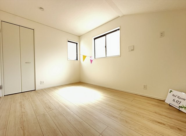 【洋室】 | 朝霞市宮戸4丁目　新築一戸建住宅　全1棟　(丸井志木店) | 明るさと使いやすさを兼ね備えた一室。家具の配置がしやすく、主寝室やワークスペースなどライフスタイルに合わせて活用できます。