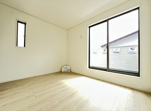 【洋室】 | 朝霞市宮戸4丁目　新築一戸建住宅　全1棟　(丸井志木店) | 大きな窓からたっぷりの自然光が差し込むバルコニーに面した5.25帖の洋室。
