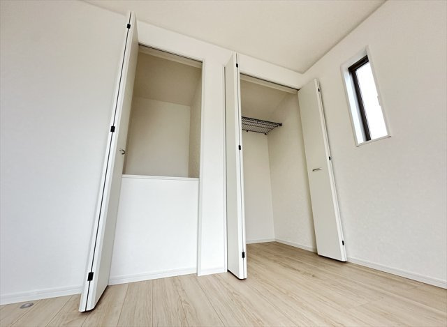 【収納】 | 朝霞市宮戸4丁目　新築一戸建住宅　全1棟　(丸井志木店) | 2つのクローゼットを備えた収納力豊富な洋室。衣類と季節用品を分けて収納したりと、暮らしに合わせて便利に活用できます。