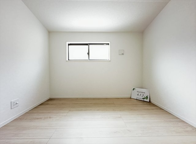 【内装】 | 朝霞市宮戸4丁目　新築一戸建住宅　全1棟　(丸井志木店) | 約4.5帖の納戸は、収納スペースとしてはもちろん、趣味部屋や家事スペースなど多目的に活用できます。