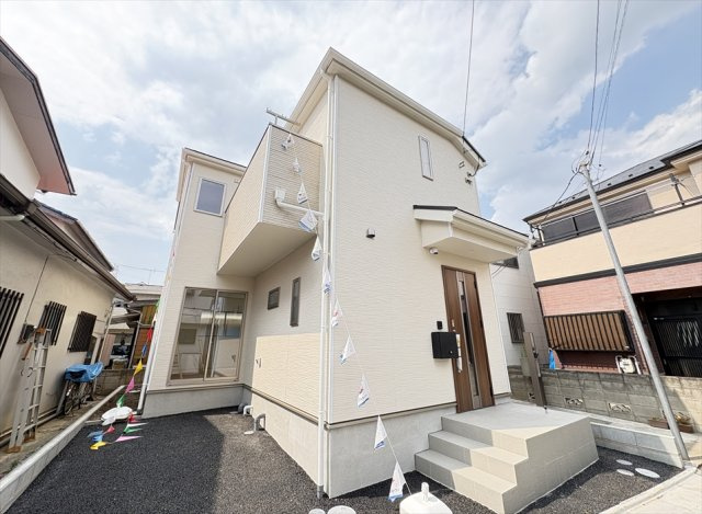 【外観】 | 朝霞市宮戸4丁目　新築一戸建住宅　全1棟　(丸井志木店) | 完成済みのためいつでも内覧可能です！
2SLDK＋カースペース付きで暮らしやすい邸宅です。