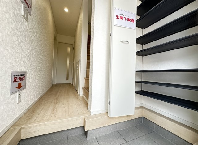 【玄関】 | 朝霞市宮戸4丁目　新築一戸建住宅　全1棟　(丸井志木店) | 収納力のあるシューズクロークと、自然光が差し込む玄関ドアを採用。機能性と明るさを兼ね備えた、毎日の「ただいま」が気持ちいい玄関です。
