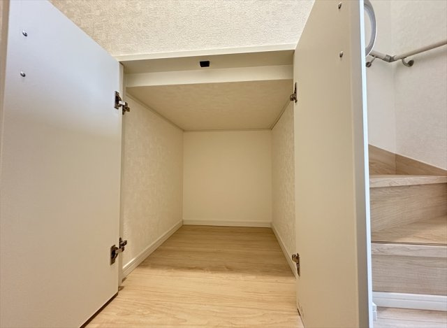 【収納】 | 朝霞市宮戸4丁目　新築一戸建住宅　全1棟　(丸井志木店) | デッドスペースを無駄なく活かした階段下収納。
収納場所に困りがちな掃除機や日用品のストックもすっきり収まります。