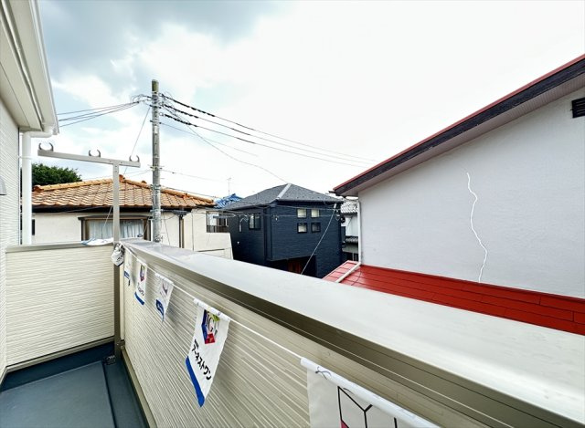 【バルコニー】 | 朝霞市宮戸4丁目　新築一戸建住宅　全1棟　(丸井志木店) | 南東向きのバルコニーは朝からやわらかな陽光が差し込み、洗濯物も気持ちよく乾かせます。