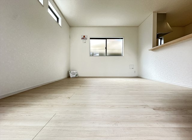 【居間・リビング】 | 朝霞市宮戸4丁目　新築一戸建住宅　全1棟　(丸井志木店) | 12帖のLDKは、高窓と大きな窓からやわらかな自然光が差し込む明るい空間。
家族が心地よくくつろげる住まいの中心です。
