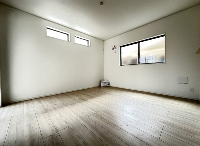 【居間・リビング】 | 朝霞市宮戸4丁目　新築一戸建住宅　全1棟　(丸井志木店) | 対面キッチンからリビング全体を見渡せる、家族のつながりを感じられる間取りです。