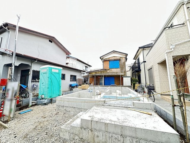 【外観】 | 朝霞市宮戸4丁目　新築一戸建住宅　全1棟　(丸井志木店) | 現地（2026年4月）撮影／開放感あふれるワイドバルコニー