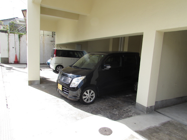 西宝仁川マンションの駐車場
