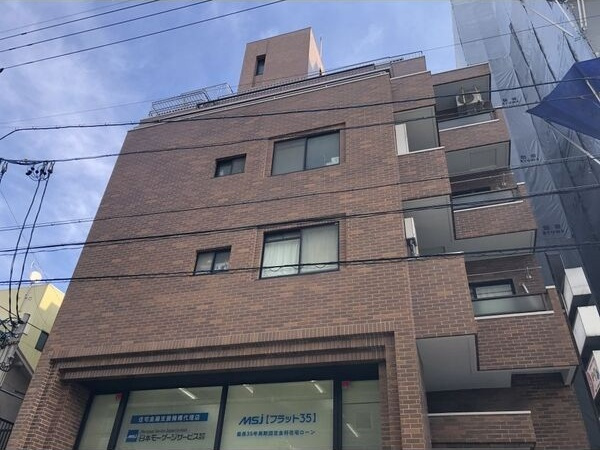 泉ロイヤルビルの外観