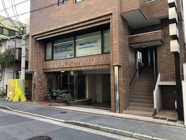 泉ロイヤルビルの外観