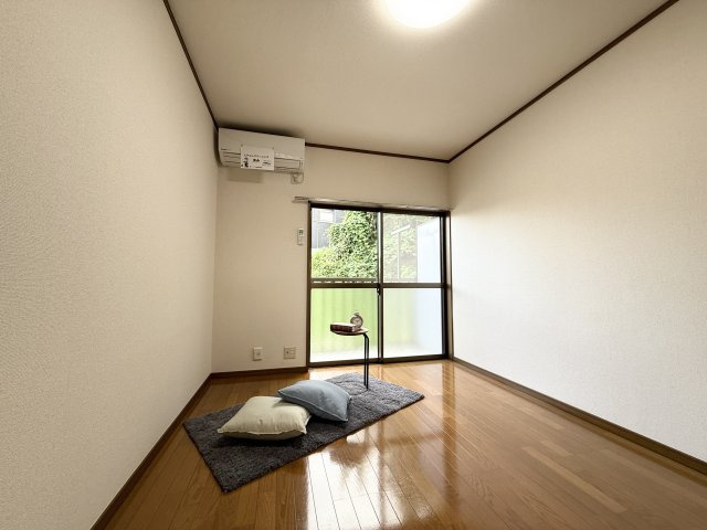 【居間・リビング】 | ハイム愛花D | 南西向き洋室6帖☆バルコニーに繋がるお部屋です！洋室なのでお掃除もカンタンです！