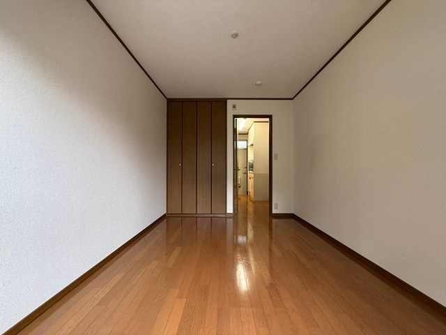 【寝室】 | ハイム愛花D | 南西向き洋室6帖☆収納スペースがあります♪荷物をすっきり収納できるのでお部屋が片付いて快適に☆