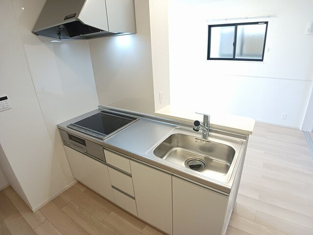 ルミナーレ荒川沖　Ⅱのキッチン|グリル付き、3口コンロのシステムキッチンです。