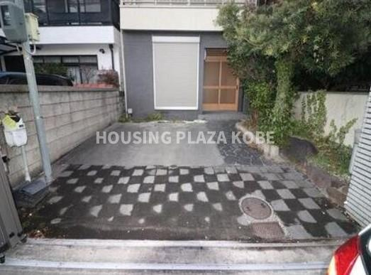東舞子町貸家の駐車場