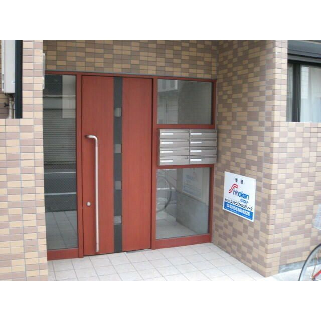 クイーンズコートのエントランス