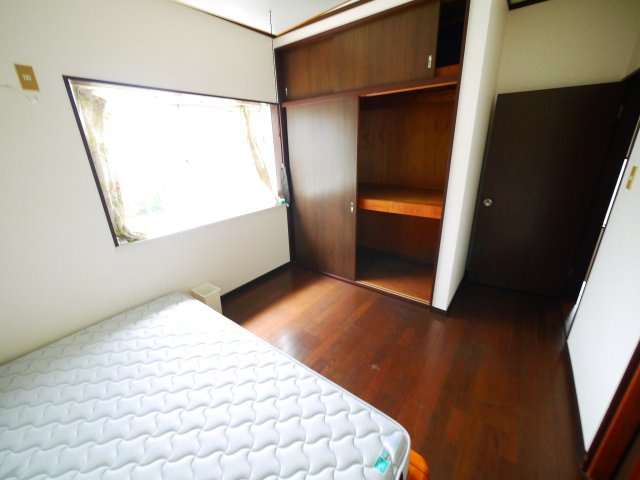 八街市富山　中古戸建の洋室|2LDK  2階にもトイレ  リビング約14帖  駐車2台可能 閑静な分譲地内