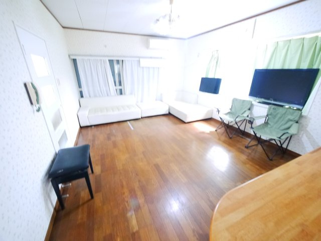 八街市富山　中古戸建の居間・リビング|2LDK  2階にもトイレ  リビング約14帖  駐車2台可能 閑静な分譲地内