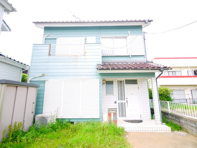 八街市富山　中古戸建の外観|2LDK  2階にもトイレ  リビング約14帖  駐車2台可能 閑静な分譲地内