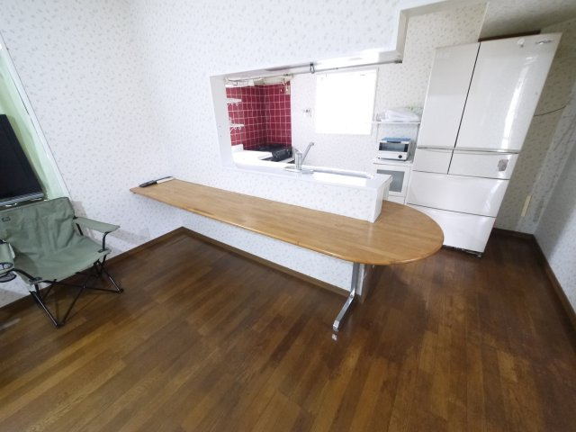 八街市富山　中古戸建の居間・リビング|2LDK  2階にもトイレ  リビング約14帖  駐車2台可能 閑静な分譲地内