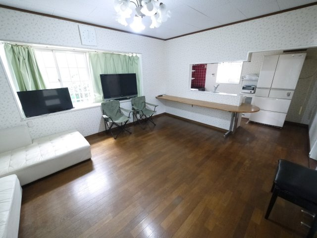 八街市富山　中古戸建の居間・リビング|2LDK  2階にもトイレ  リビング約14帖  駐車2台可能 閑静な分譲地内