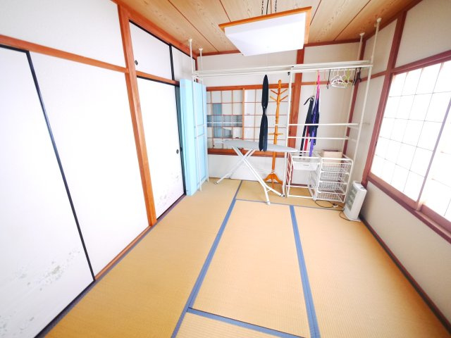 八街市富山　中古戸建の和室|2LDK  2階にもトイレ  リビング約14帖  駐車2台可能 閑静な分譲地内