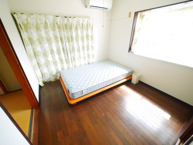 八街市富山　中古戸建の洋室|2LDK  2階にもトイレ  リビング約14帖  駐車2台可能 閑静な分譲地内