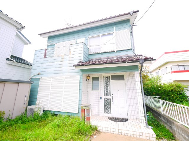 八街市富山　中古戸建の外観|2LDK  2階にもトイレ  リビング約14帖  駐車2台可能 閑静な分譲地内