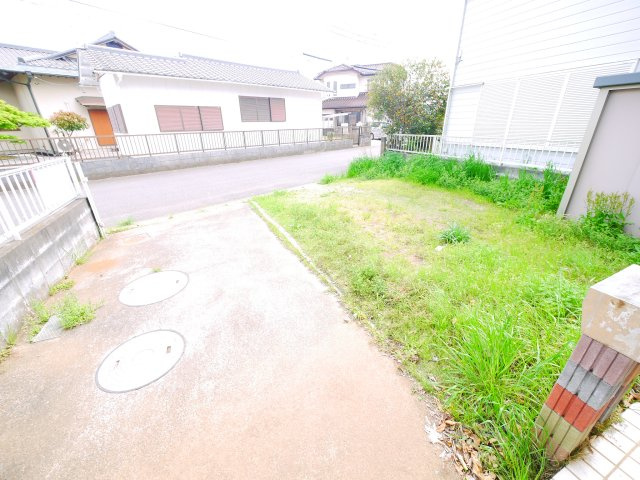 八街市富山　中古戸建の駐車場|2LDK  2階にもトイレ  リビング約14帖  駐車2台可能 閑静な分譲地内