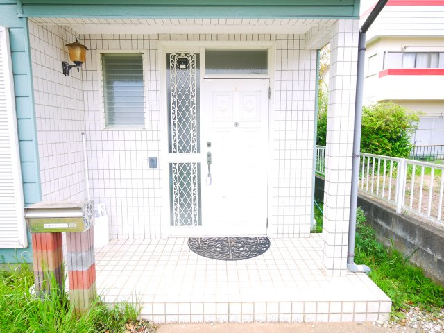 八街市富山　中古戸建の玄関|2LDK  2階にもトイレ  リビング約14帖  駐車2台可能 閑静な分譲地内