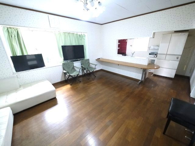 八街市富山　中古戸建の居間・リビング|2LDK  2階にもトイレ  リビング約14帖  駐車2台可能 閑静な分譲地内