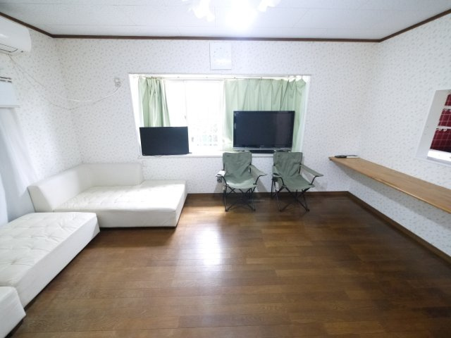 八街市富山　中古戸建の居間・リビング|2LDK  2階にもトイレ  リビング約14帖  駐車2台可能 閑静な分譲地内