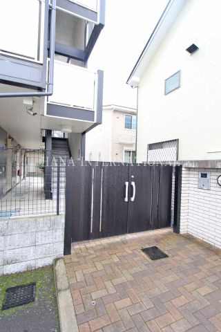 レオパレスプランドール稲城のエントランス