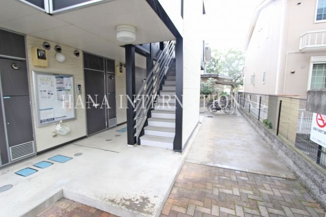 レオパレスプランドール稲城のエントランス