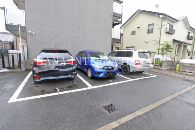 レオパレスプランドール稲城の駐車場