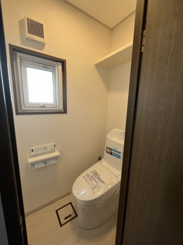 盛岡市小鳥沢一丁目　中古住宅のトイレ|トイレは1階と2階にございます。新品交換済です