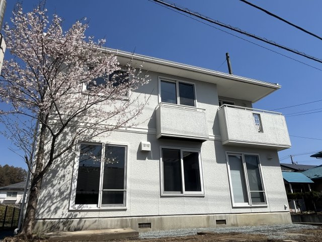 盛岡市小鳥沢一丁目　中古住宅の外観|敷地内に桜の木あり。春には満開の桜を楽しめます。