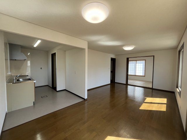 盛岡市小鳥沢一丁目　中古住宅の居間・リビング|約17帖のLDKです
