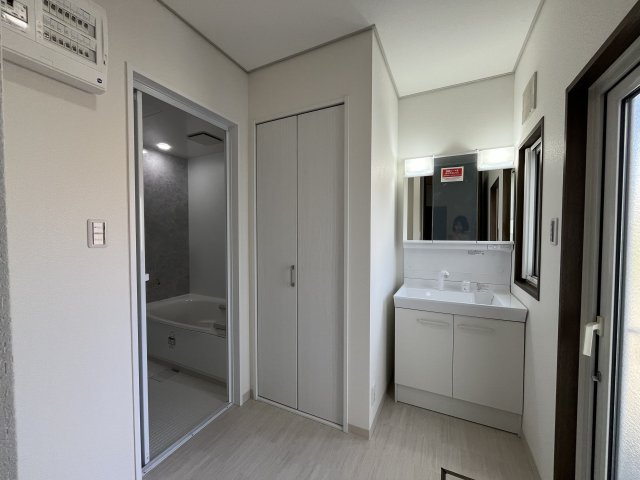 盛岡市小鳥沢一丁目　中古住宅の独立洗面台|新品交換済です