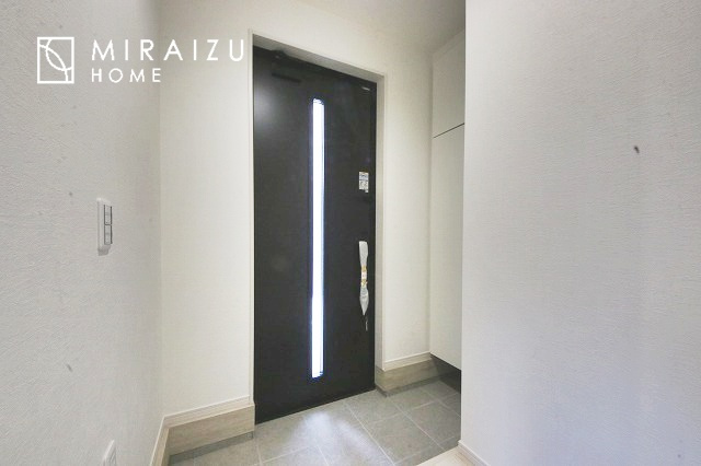 【玄関】 | 永く住むからこそシンプルで飽きのこないデザインに。ただいま、おかえりの温かな声が聞こえる玄関。