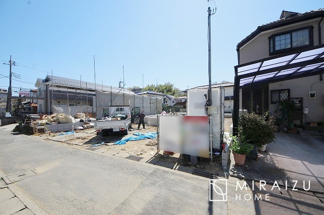 【外観】 | 青く澄み渡った綺麗な空と、陽の光をたっぷりと受ける、そんな新築住宅で新生活をスタートしてみませんか？見学・ご相談等、ミライズホーム(株)までお気軽にご連絡下さい。