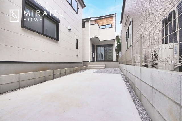 【外観】 | 青く澄み渡った綺麗な空と、陽の光をたっぷりと受ける、そんな新築住宅で新生活をスタートしてみませんか？見学・ご相談等、ミライズホーム(株)までお気軽にご連絡下さい。