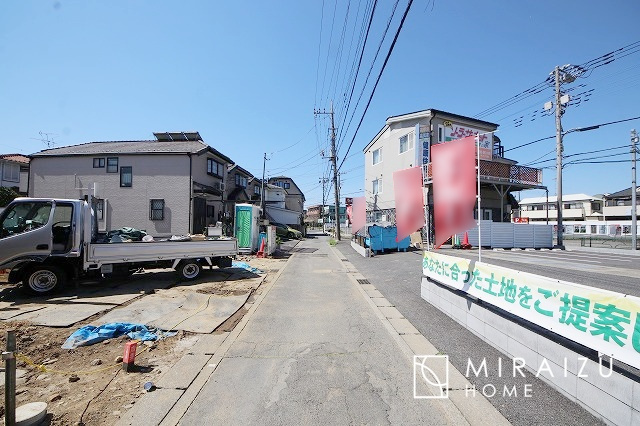 【前面道路含む現地写真】 | 青く澄み渡った綺麗な空と、陽の光をたっぷりと受ける、そんな新築住宅で新生活をスタートしてみませんか？見学・ご相談等、ミライズホーム(株)までお気軽にご連絡下さい♪