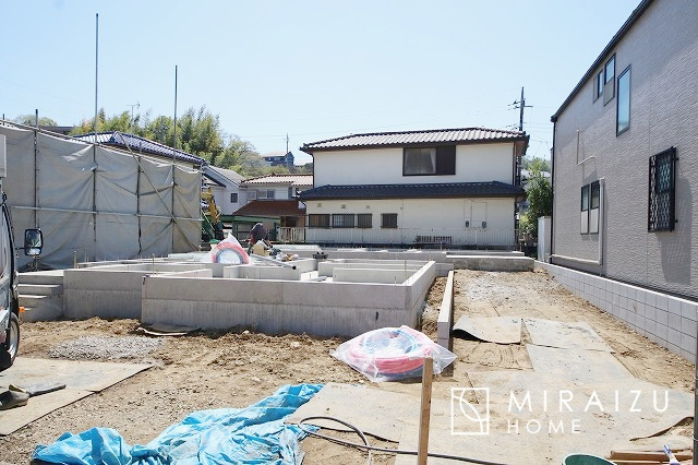 【外観】 | 青く澄み渡った綺麗な空と、陽の光をたっぷりと受ける、そんな新築住宅で新生活をスタートしてみませんか？見学・ご相談等、ミライズホーム(株)までお気軽にご連絡下さい♪