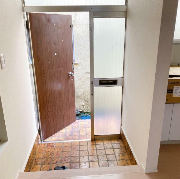 葵ハイツの玄関