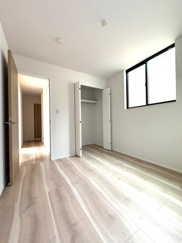 Coast Terrace Living — 東海岸南の洋室