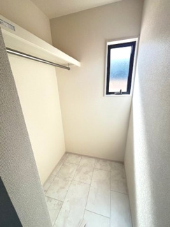 【独立洗面台】 | 東広島市高屋町高屋堀（全2区画）2号棟 | 枕棚とハンガーパイプを設置した機能的な収納スペース。衣類を掛けたまま管理できるため、家事の時短に繋がります。小窓からの採光もあり、湿気がこもりにくい清潔感のある空間です。