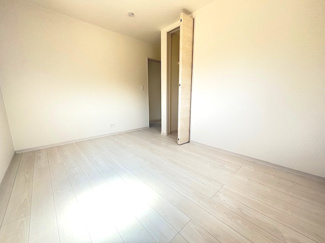 【洋室】 | 東広島市高屋町高屋堀（全2区画）2号棟 | 2面採光で明るい光が差し込む洋室。角部屋のような開放感があり、小窓からの換気もスムーズです。柔らかな木目調のフローリングが、落ち着きのある居住空間を演出します。