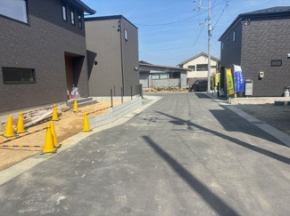 【前面道路含む現地写真】 | 東広島市高屋町高屋堀（全2区画）2号棟 | 整備された平坦な前面道路。視界を遮る高い建物が少なく、開放感のある街並みです。周辺は新しい住宅が並ぶ整然とした環境で、お車での出入りもスムーズに行える道幅が確保されています。