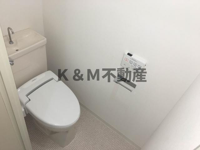 ＴＱレジデンス柏のトイレ|落ち着いた色調のトイレです